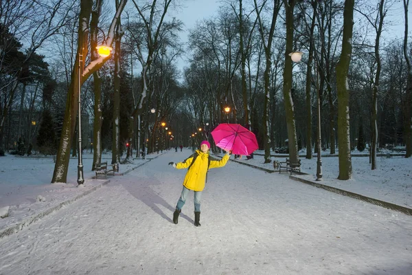 Chica con paraguas amarillo en el parque de invierno —  Fotos de Stock