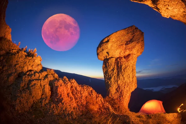 Picturesque ancient rock — Stock Photo, Image
