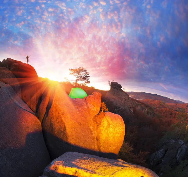 Tente dans les montagnes colorées — Photo