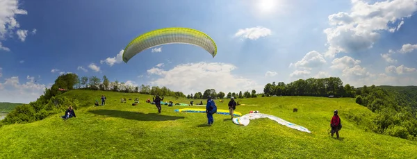 Parapente esporte no céu — Fotografia de Stock