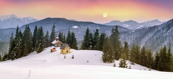 Eenzame kerk in de wilde bergen. — Stockfoto
