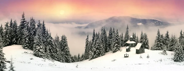 Monastère sur une montagne enneigée — Photo