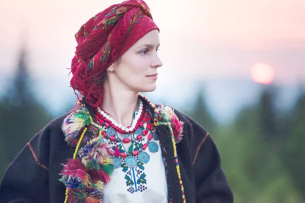 Chica en vestido tradicional posando en las montañas — Foto de Stock