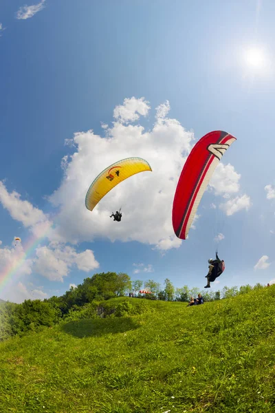 Skärmflygning sport i himlen — Stockfoto