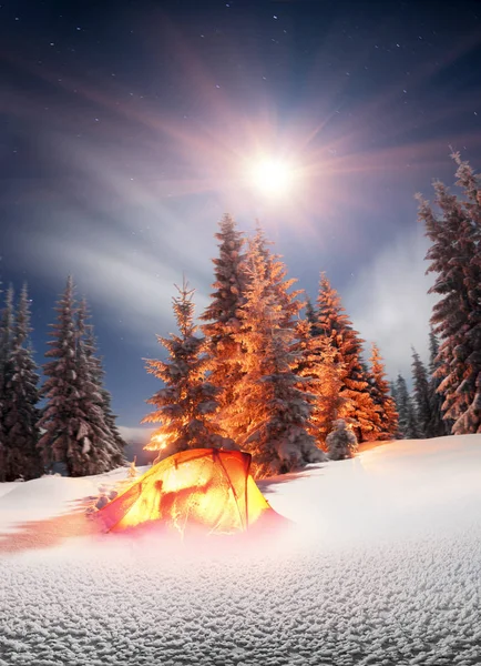 Tienda nevada iluminada en las montañas — Foto de Stock