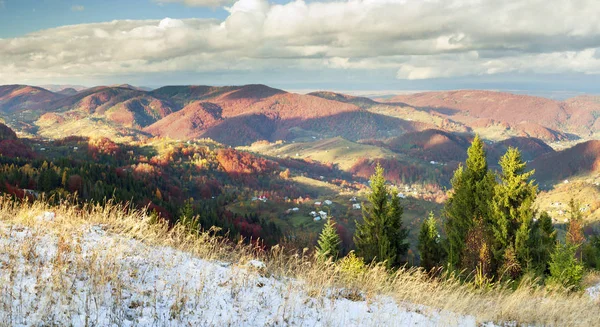 Montanhas Cárpatas no outono frio — Fotografia de Stock