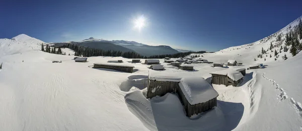 Casas cobertas de neve nos Cárpatos — Fotografia de Stock