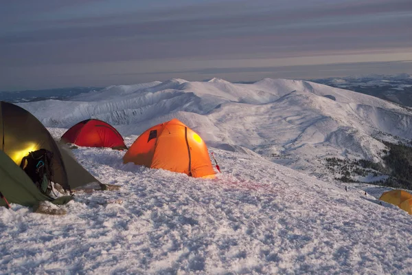 ウクライナの正月キャンプ登山 — ストック写真