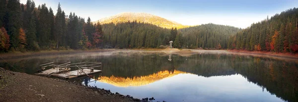 Lago Synevir em cores de outono — Fotografia de Stock