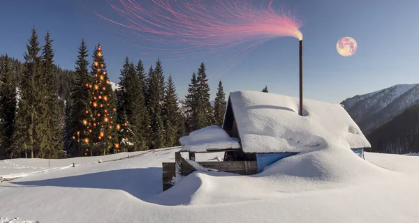 Árbol de Navidad decorado en las montañas — Foto de Stock