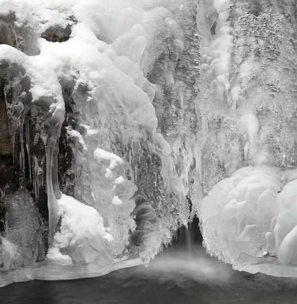 Manyavsky waterfall in Mountains — Stock Photo, Image