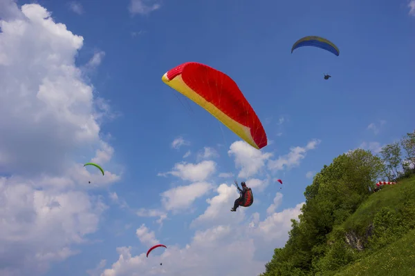 Paragliding sport in the sky — Stock Photo, Image