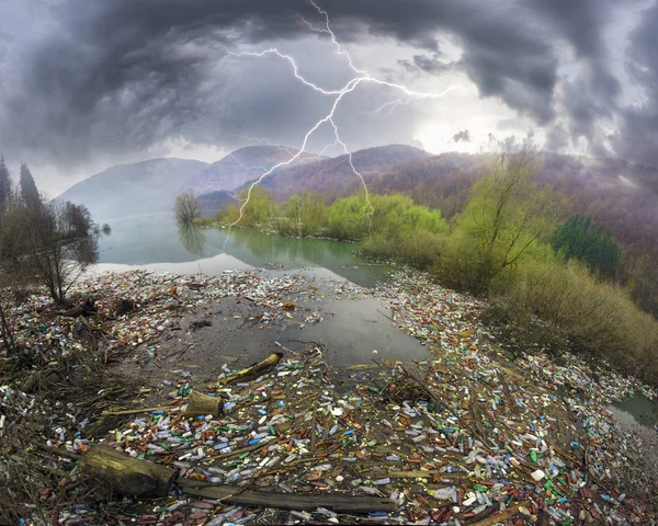 Пляшки в водосховищі — стокове фото