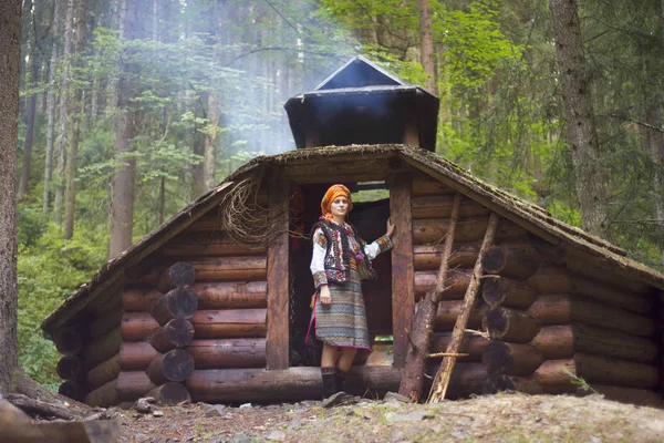 Chica en vestido tradicional posando en las montañas —  Fotos de Stock