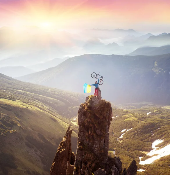 Человек с велосипедом на скале Гаджон — стоковое фото
