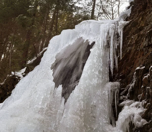 Famosa cachoeira Guk no inverno — Fotografia de Stock