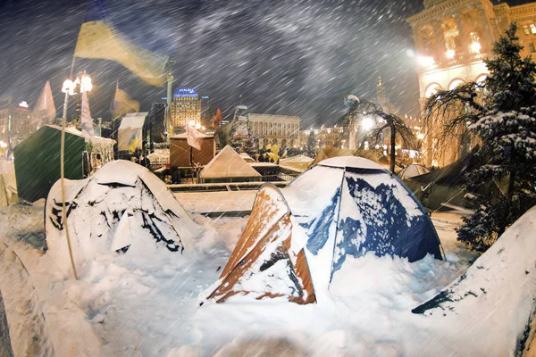 Sneeuw tenten in Kiev op Euromaidan — Stockfoto