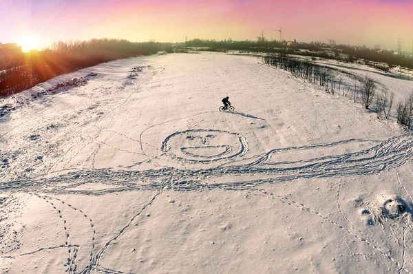 Człowiek na rowerze w śniegu — Zdjęcie stockowe