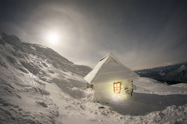 Abrigo gelado em montanhas com lua nascente — Fotografia de Stock