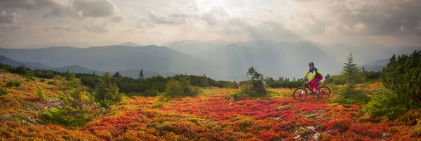 Ciclista en las montañas de otoño — Foto de Stock