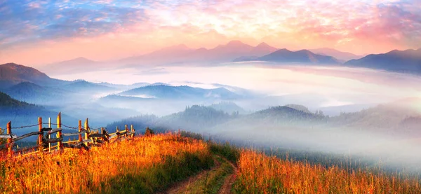 Morgendämmerung über dem Dorf Worochta — Stockfoto