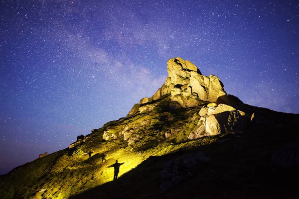 Climber on rock at night — Stock Photo, Image