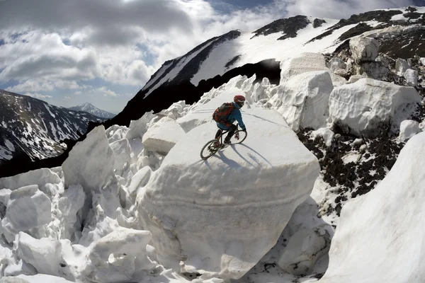 カルパティア山脈の雪崩にレーサー — ストック写真