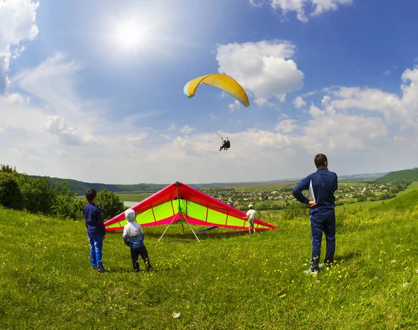 Paragliding sportu na obloze — Stock fotografie