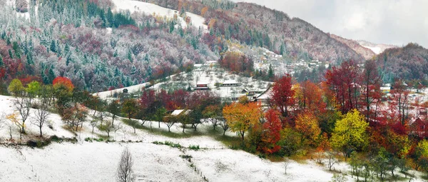 Перший сніг потрапляють в Карпатському селі — стокове фото