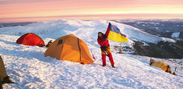 Persona con Bandera de Ucrania en el monte Goverla — Foto de Stock