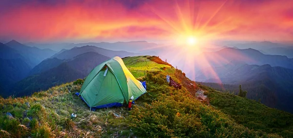 Singola tenda di montagna — Foto Stock