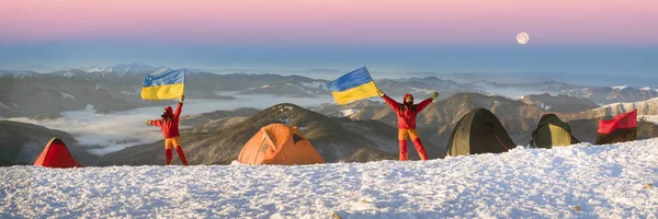 Personnes avec Drapeau de l'Ukraine sur le mont Goverla — Photo