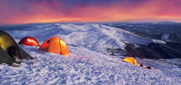 ウクライナの正月キャンプ登山 — ストック写真