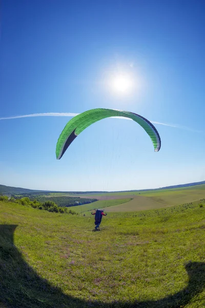 Güneşin altında hava yamaç paraşütü — Stok fotoğraf