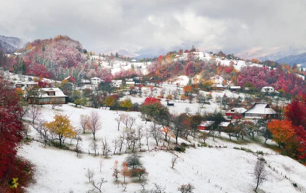 Prima nevicata nel villaggio dei Carpazi — Foto Stock