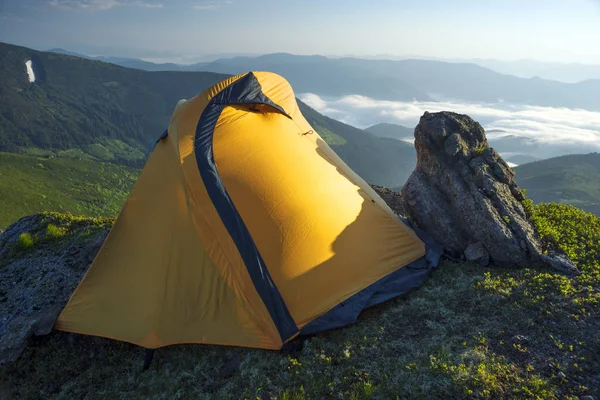 カラフルな山でのテント — ストック写真