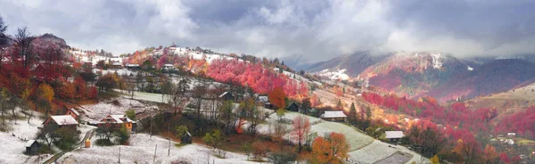 Primera nevada en el pueblo de los Cárpatos —  Fotos de Stock