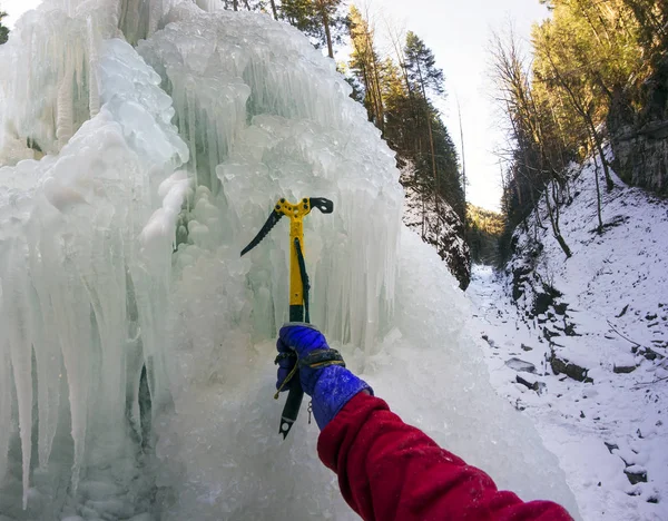 Ice climbing in Manyava — Stock Photo, Image