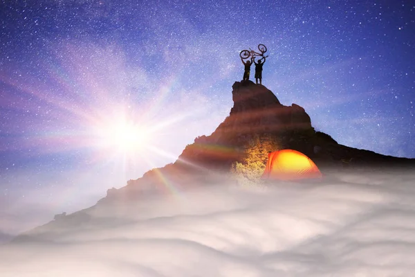 Альпіністи на скелі вночі — стокове фото