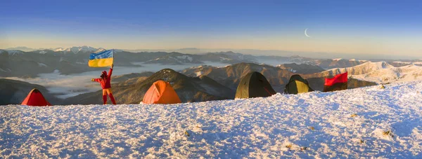 Persona con bandiera dell'Ucraina sul monte Goverla — Foto Stock