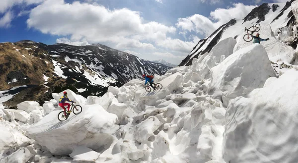 Extreme wielrenner en mountainbiken in de icefall — Stockfoto