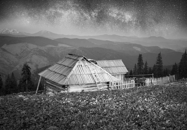 Волшебный дом в горах — стоковое фото