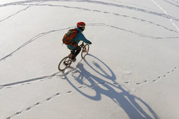 Karda Bisiklet kişini — Stok fotoğraf