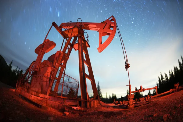 Oljepumpen på ett berg i Karpaterna — Stockfoto