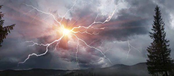 Bel orage au coucher du soleil — Photo