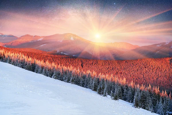 Frostiga soluppgång i Karpaterna — Stockfoto