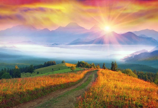 Dawn above the village of Vorokhta — Stock Photo, Image