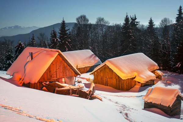 A Kárpátok hófedte házak — Stock Fotó