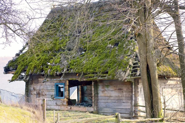 Verlaten landelijke huis — Stockfoto