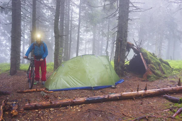 Binici bir çadırda geceyi geçirmek için hazırlar — Stok fotoğraf